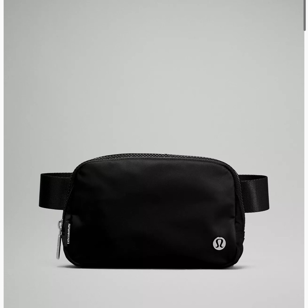 Lululemon Everywhere belt bag